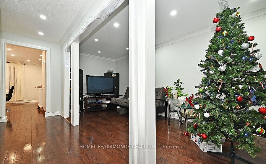 32 BARRINGTON Crescent