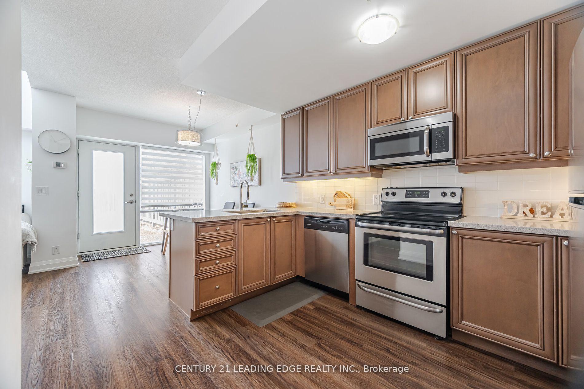 2 Bedrooms Condo at 24 Woodstream, Vaughan For sale