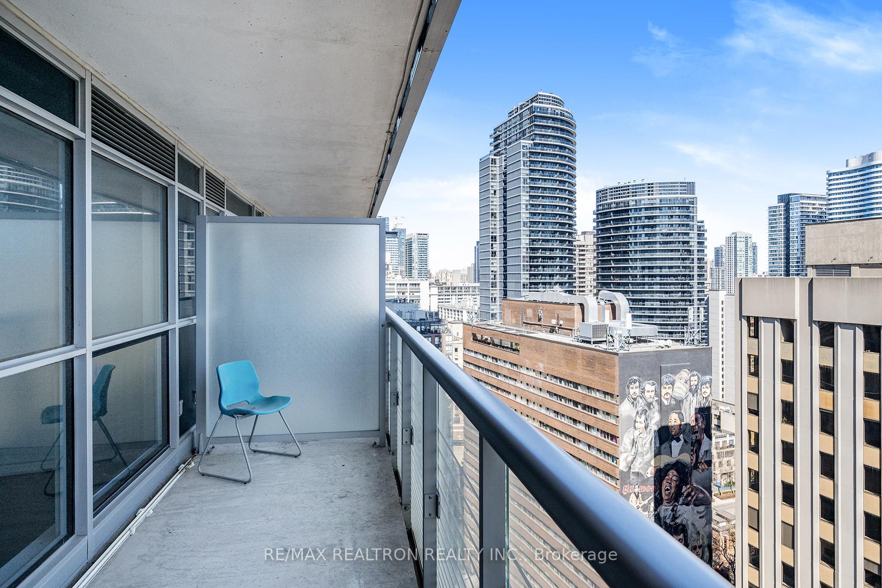 2 Bedrooms Condo at 386 Yonge,  Toronto For sale