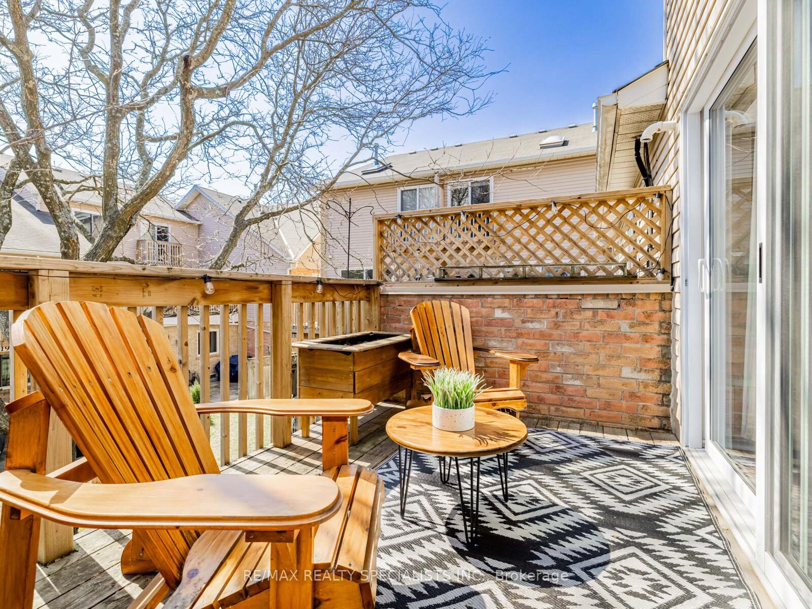 2 Bedrooms Condo at 2055 WALKERS, Burlington For sale