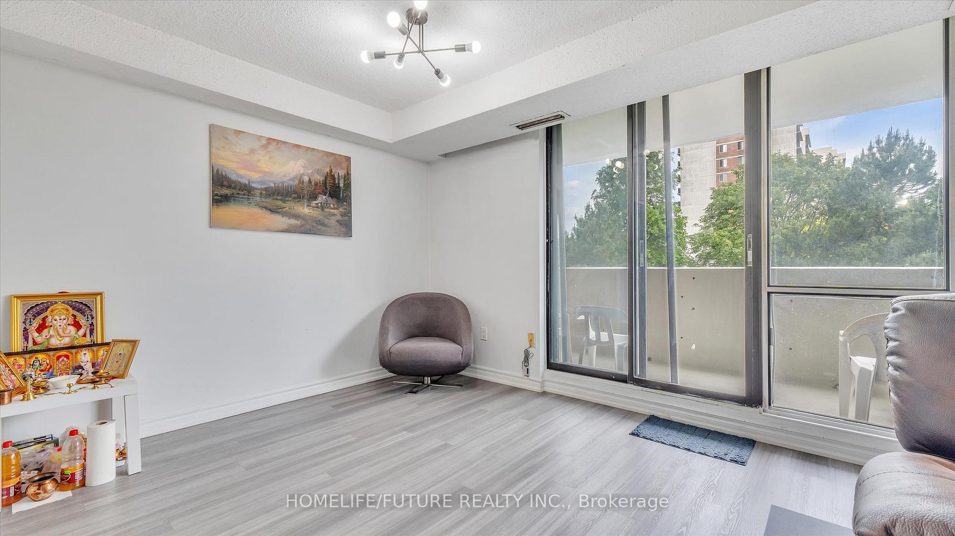 2 Bedrooms Condo at 10 Stonehill, Toronto For sale