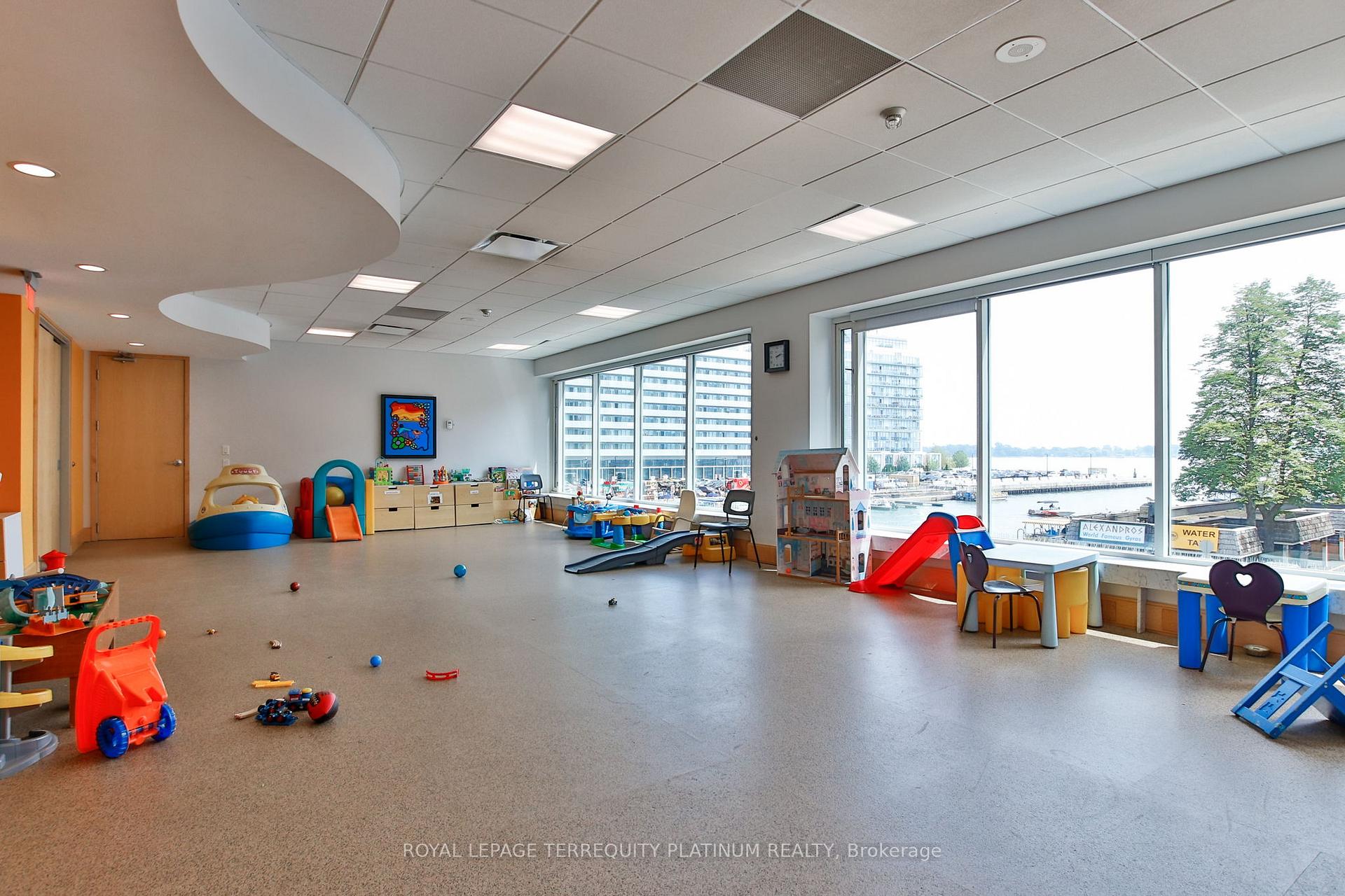 2 Bedrooms Condo at 10 Yonge, Toronto For sale