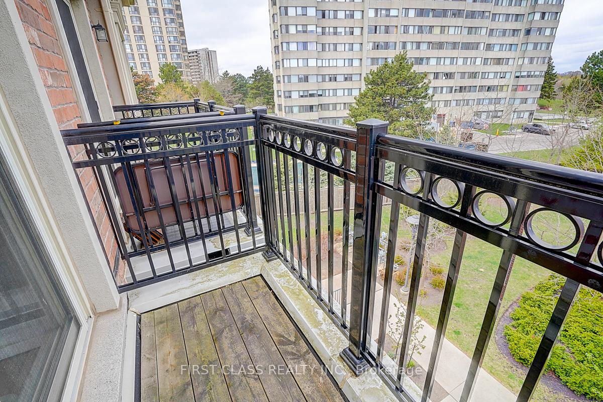 3 Bedrooms Condo at 17 Coneflower,  Toronto For sale