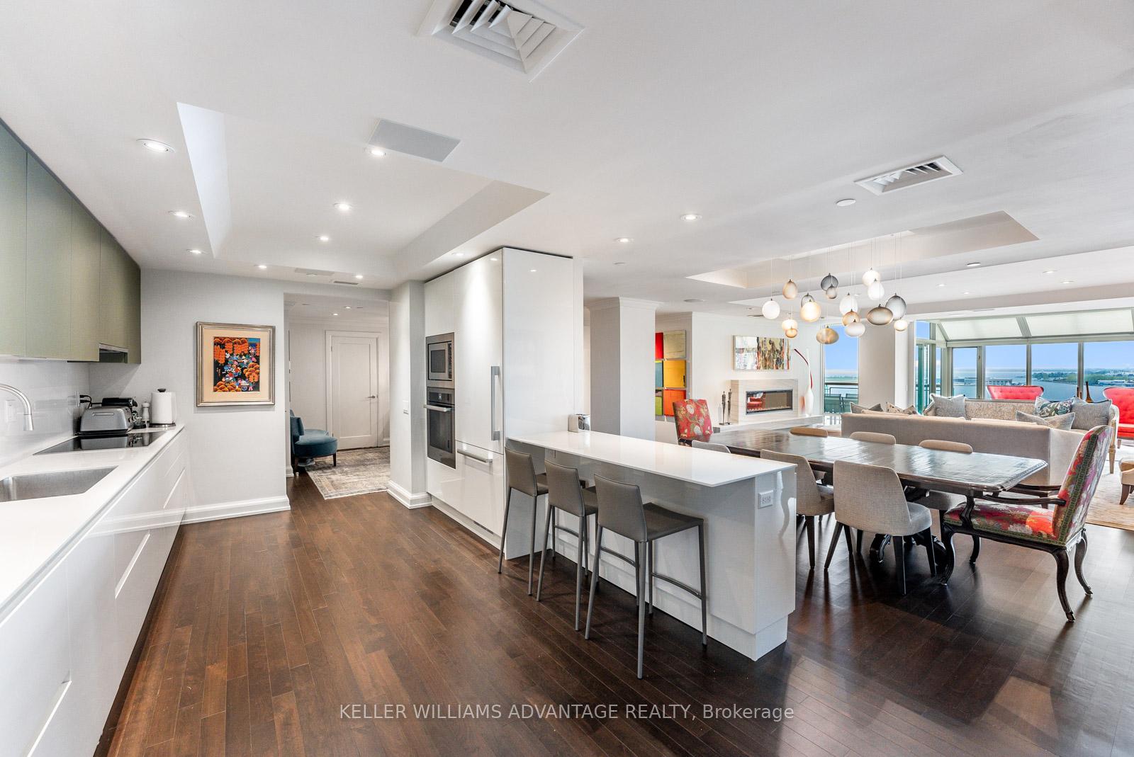 5 Bedrooms Condo at 211 Queens, Toronto For sale