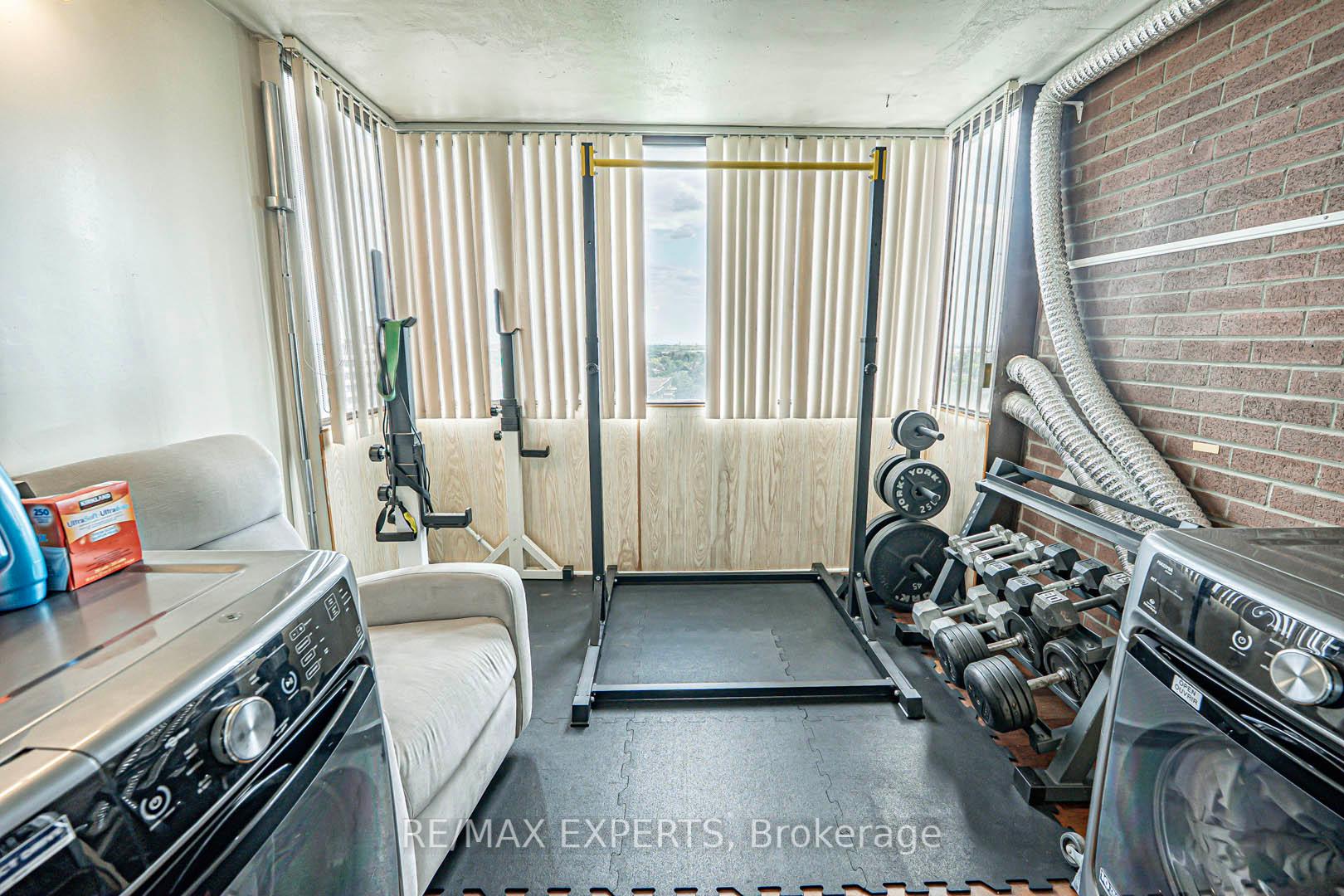 3 Bedrooms Condo at 1625 Bloor, Mississauga For sale