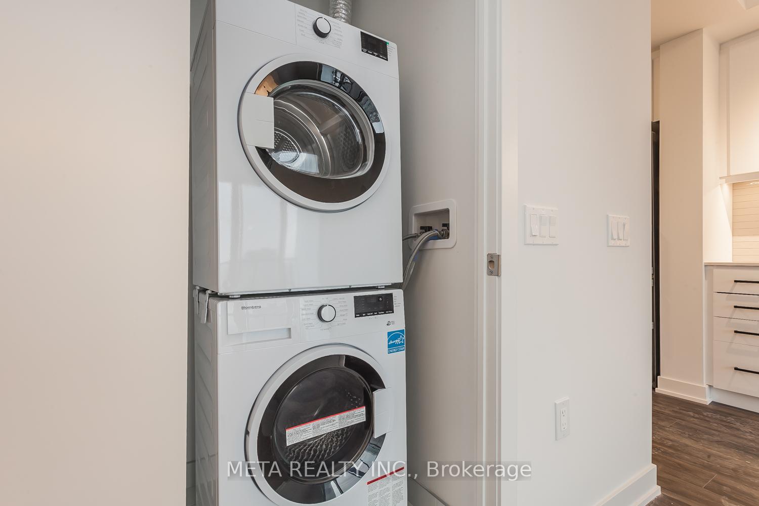 2 Bedrooms Condo at 9 Tecumseth, Toronto For sale