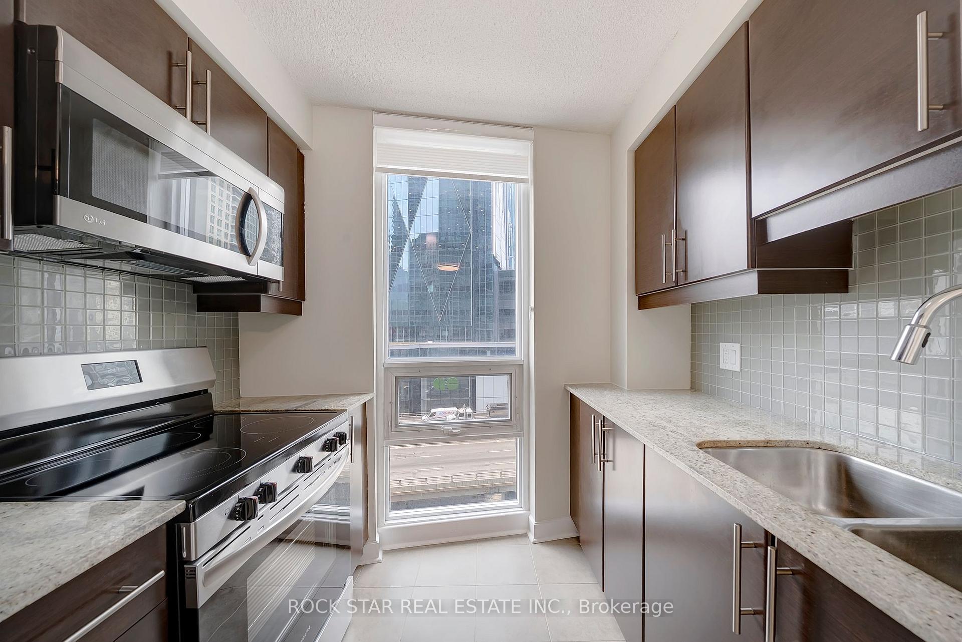 2 Bedrooms Condo at 18 Harbour,  Toronto For sale