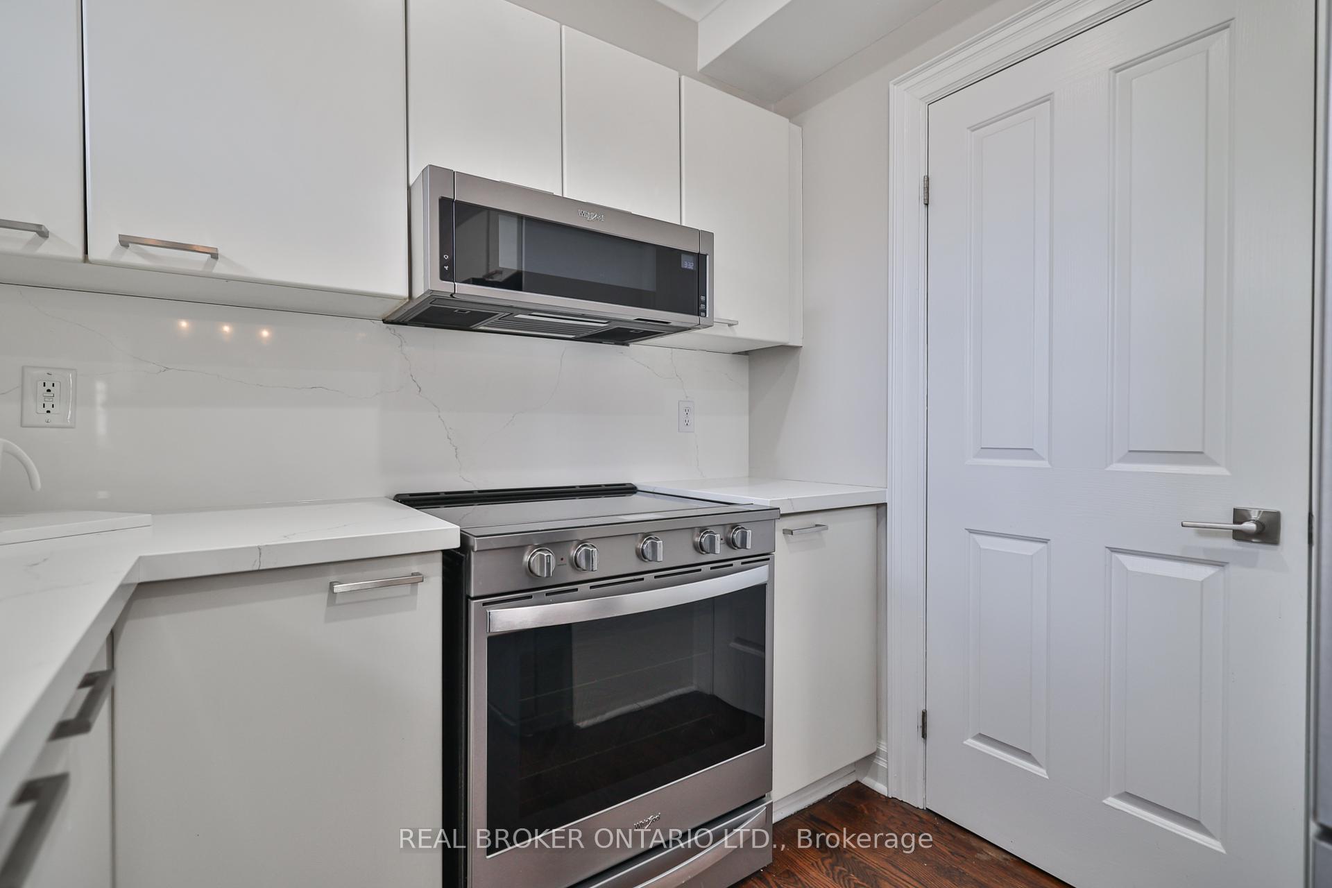 2 Bedrooms Condo at 195 Poplar Plains, Toronto For sale
