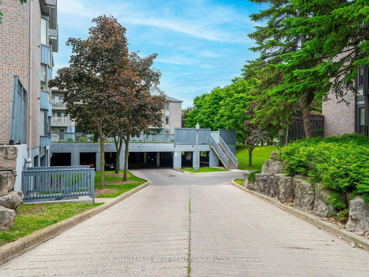2 Bedrooms Condo at 2020 Cleaver, Burlington For sale