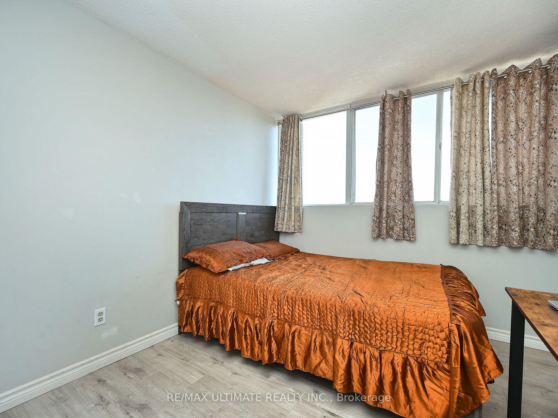 3 Bedrooms Condo at 3700 Kaneff, Mississauga For sale