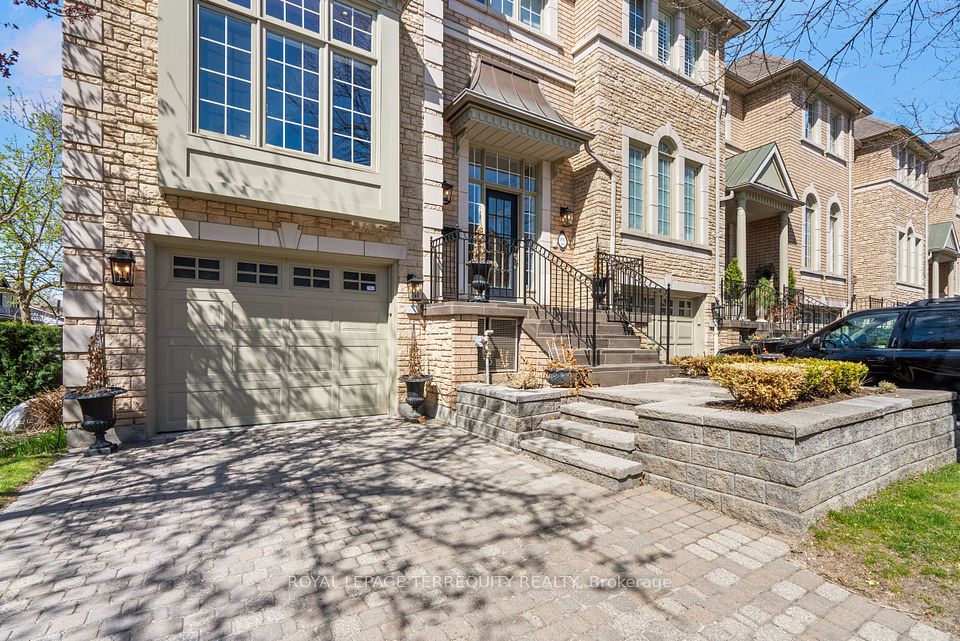 #18 - 197 La Rose Avenue, Toronto, ON M9P 3W1