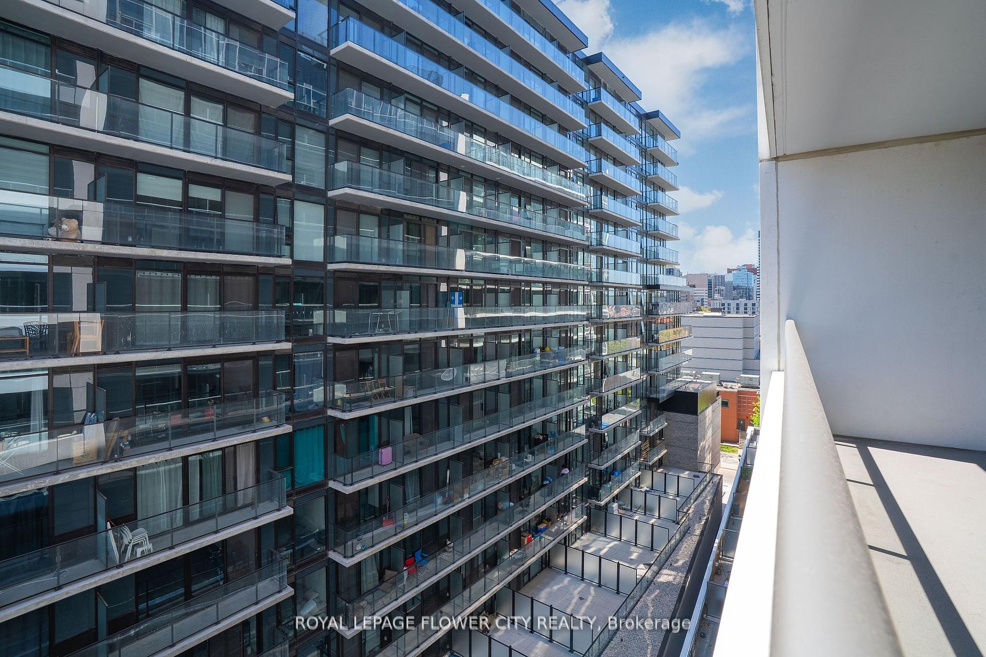 2 Bedrooms Condo at 212 King William, Hamilton For sale