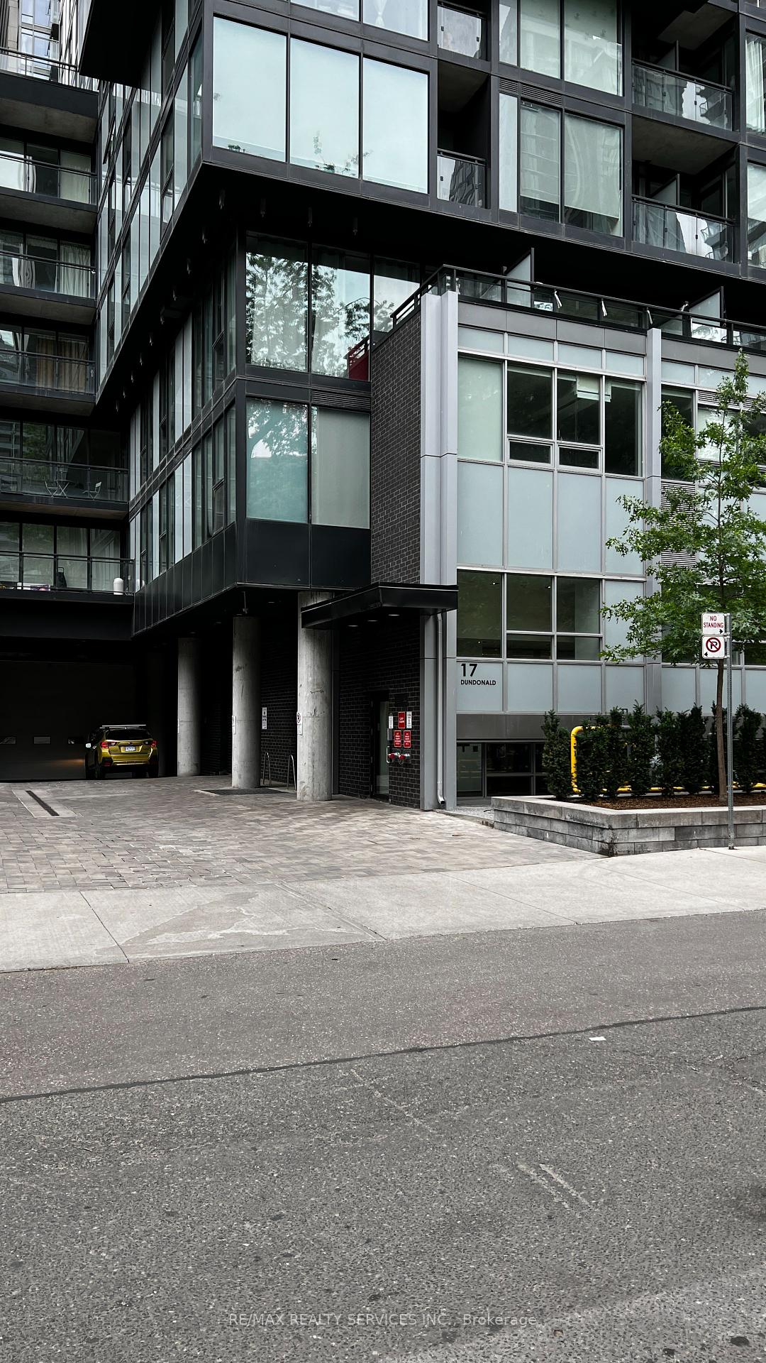 2 Bedrooms Condo at 17 Dundonald, Toronto For sale