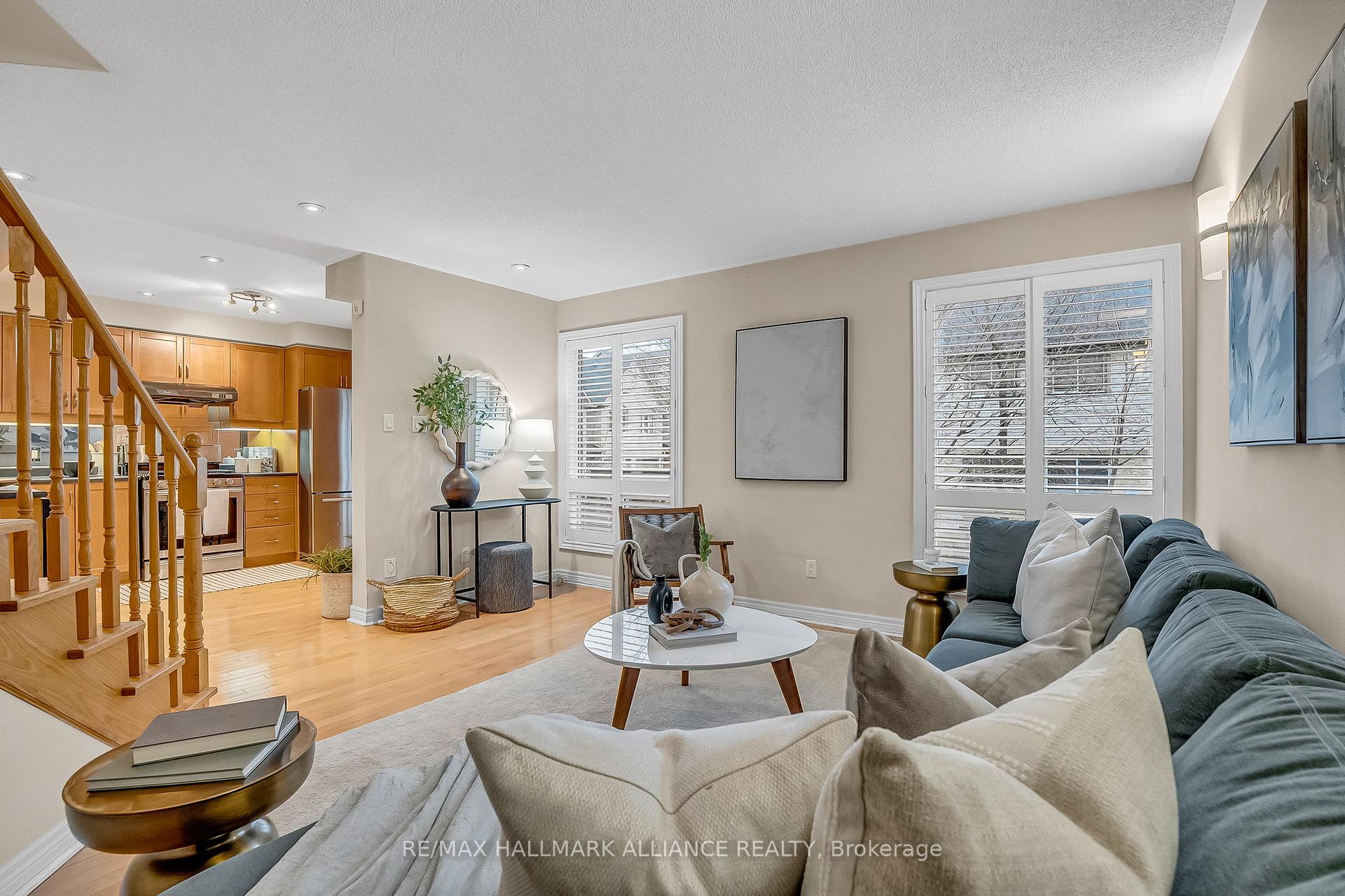3 Bedrooms Condo at 5031 East Mill,  Mississauga For sale