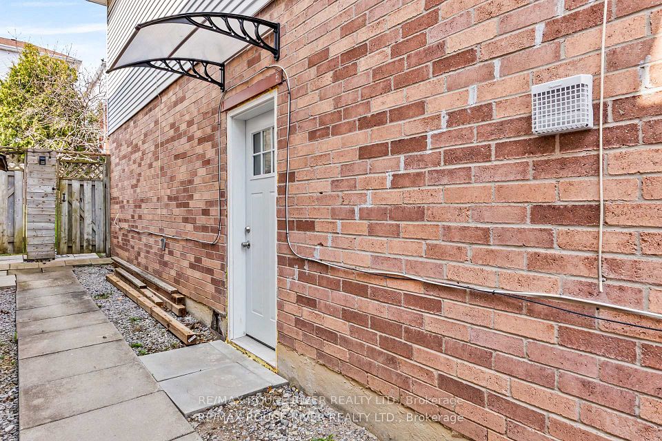 2292 Chapman Court, Pickering, ON L1X 2E5