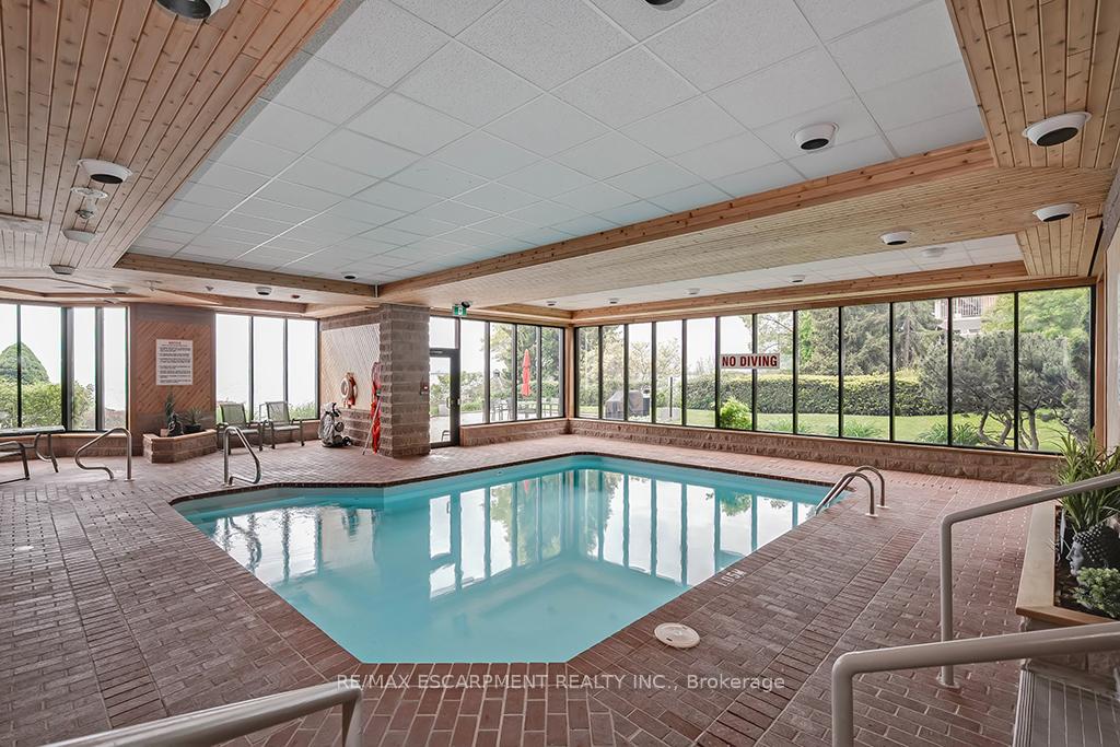 2 Bedrooms Condo at 2220 Lakeshore, Burlington For sale