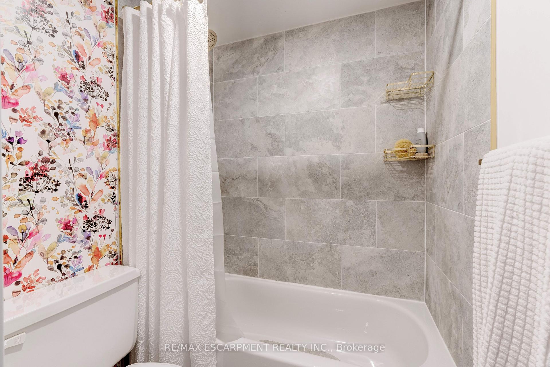 3 Bedrooms Condo at 2175 Marine, Oakville For sale