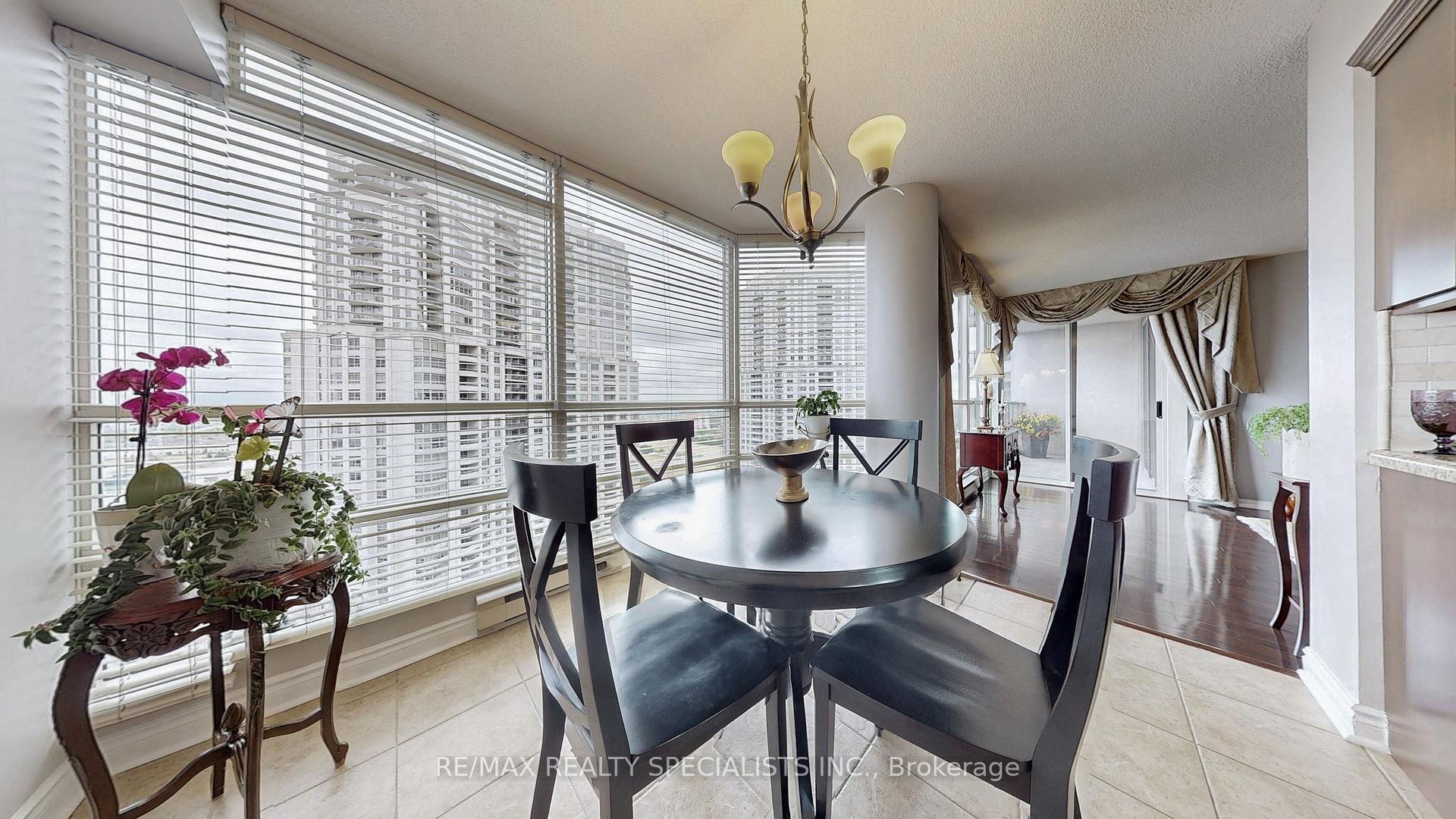 2 Bedrooms Condo at 45 Kingsbridge Garden, Mississauga For sale