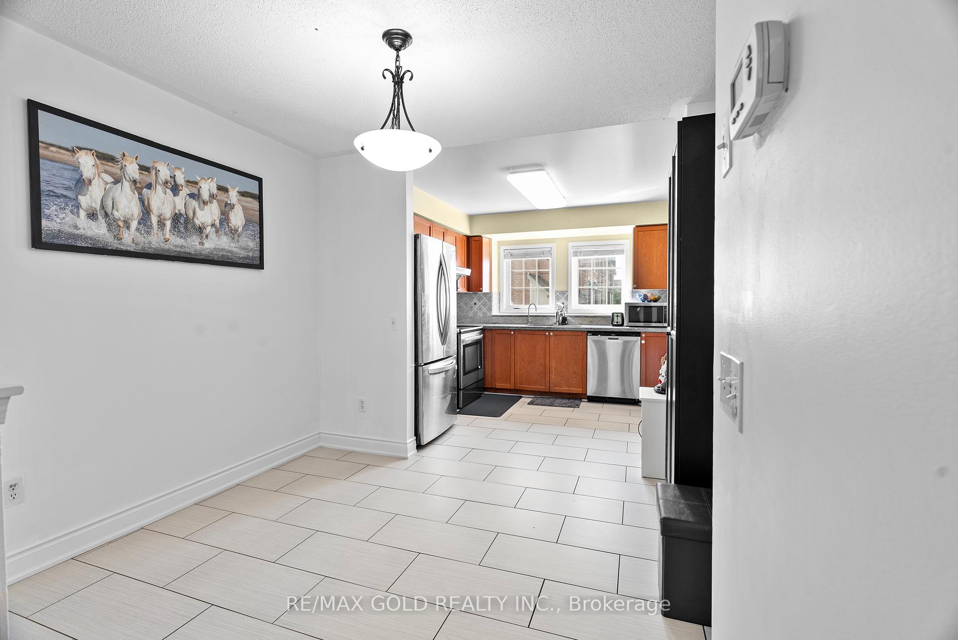 3 Bedrooms Condo at 50 Strathaven, Mississauga For sale