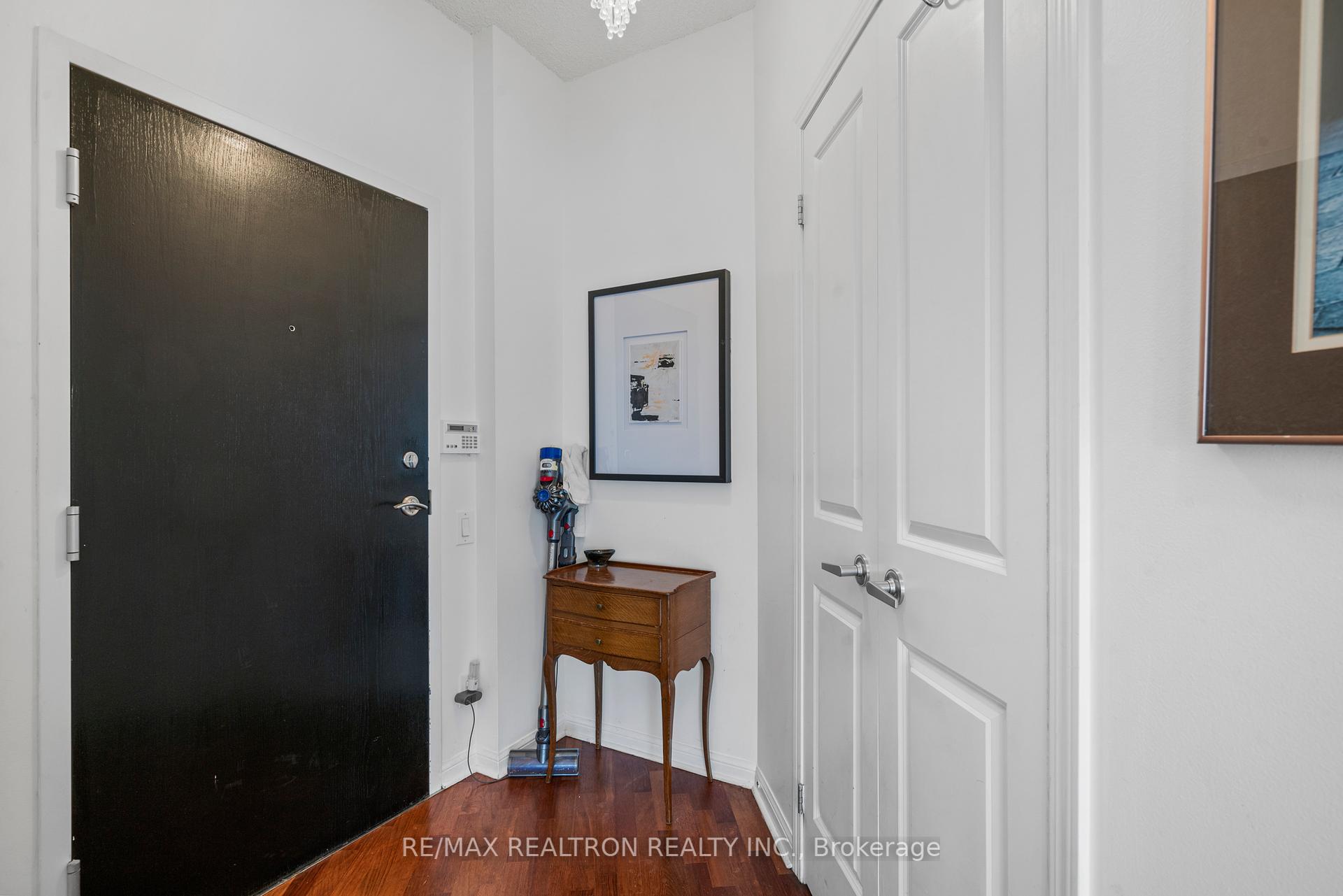 2 Bedrooms Condo at 15 Windermere, Toronto For sale
