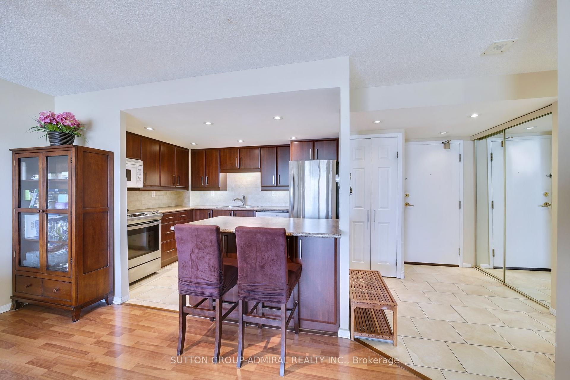 2 Bedrooms Condo at 2091 Hurontario, Mississauga For sale