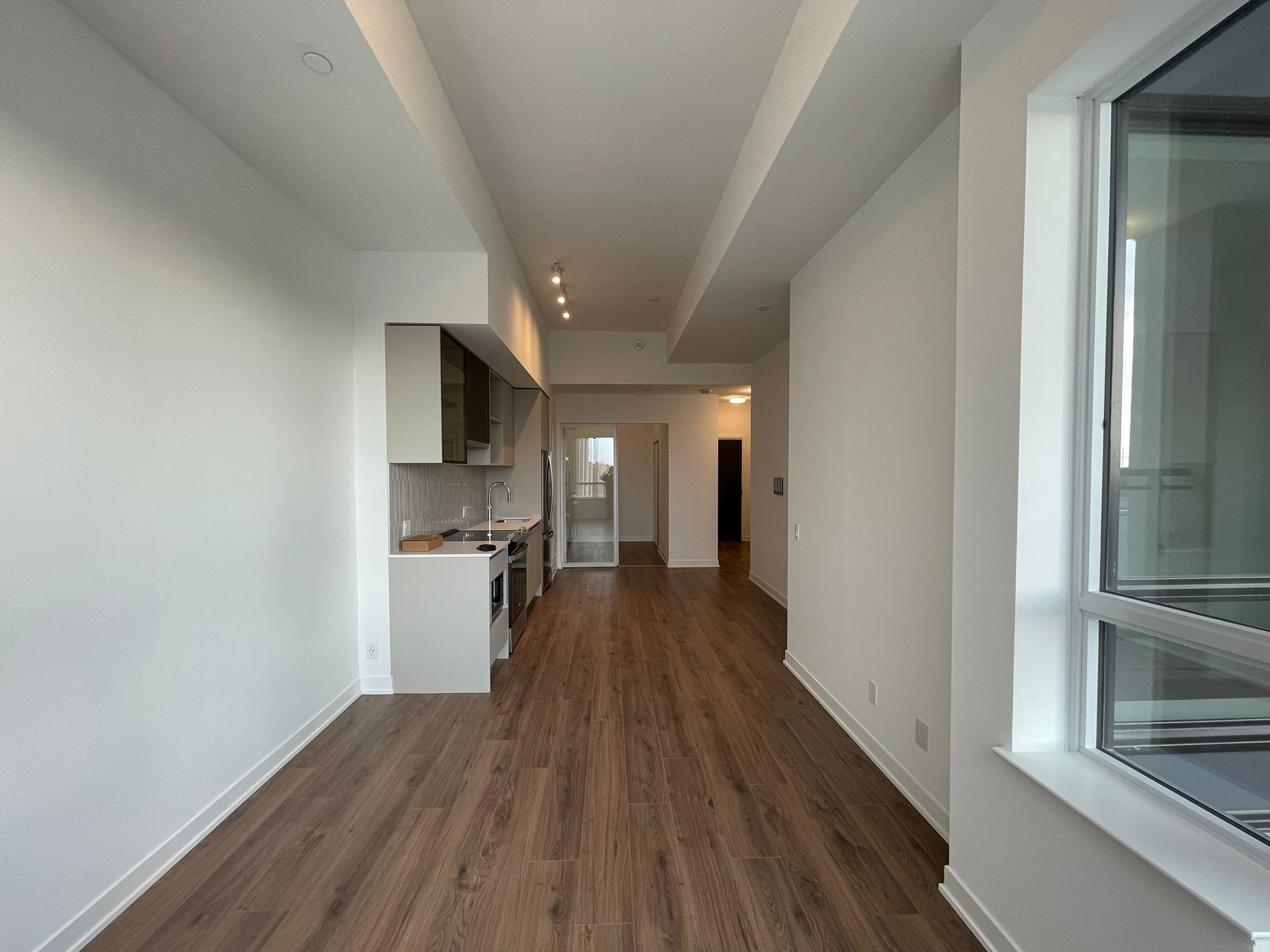 405 Dundas Street W 209
