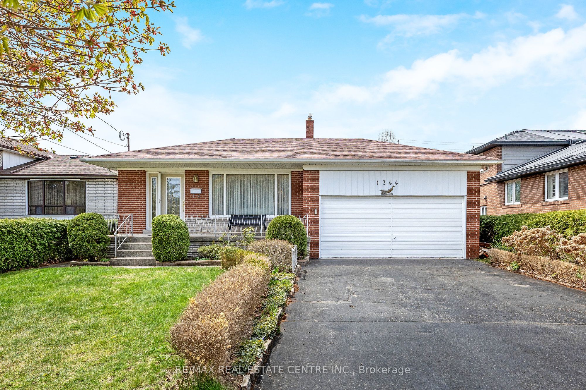 1344 STRATHY Avenue, Mississauga, ON L5E 2L2