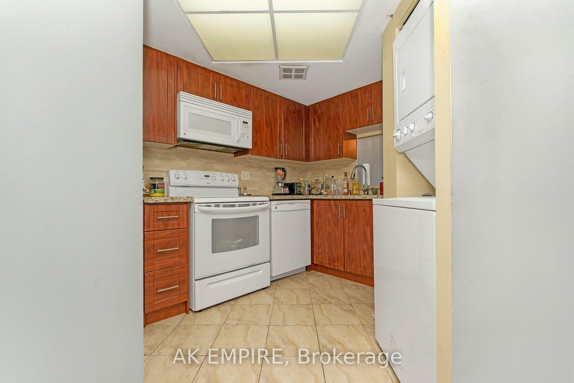 3 Bedrooms Condo at 250 Webb, Mississauga For sale