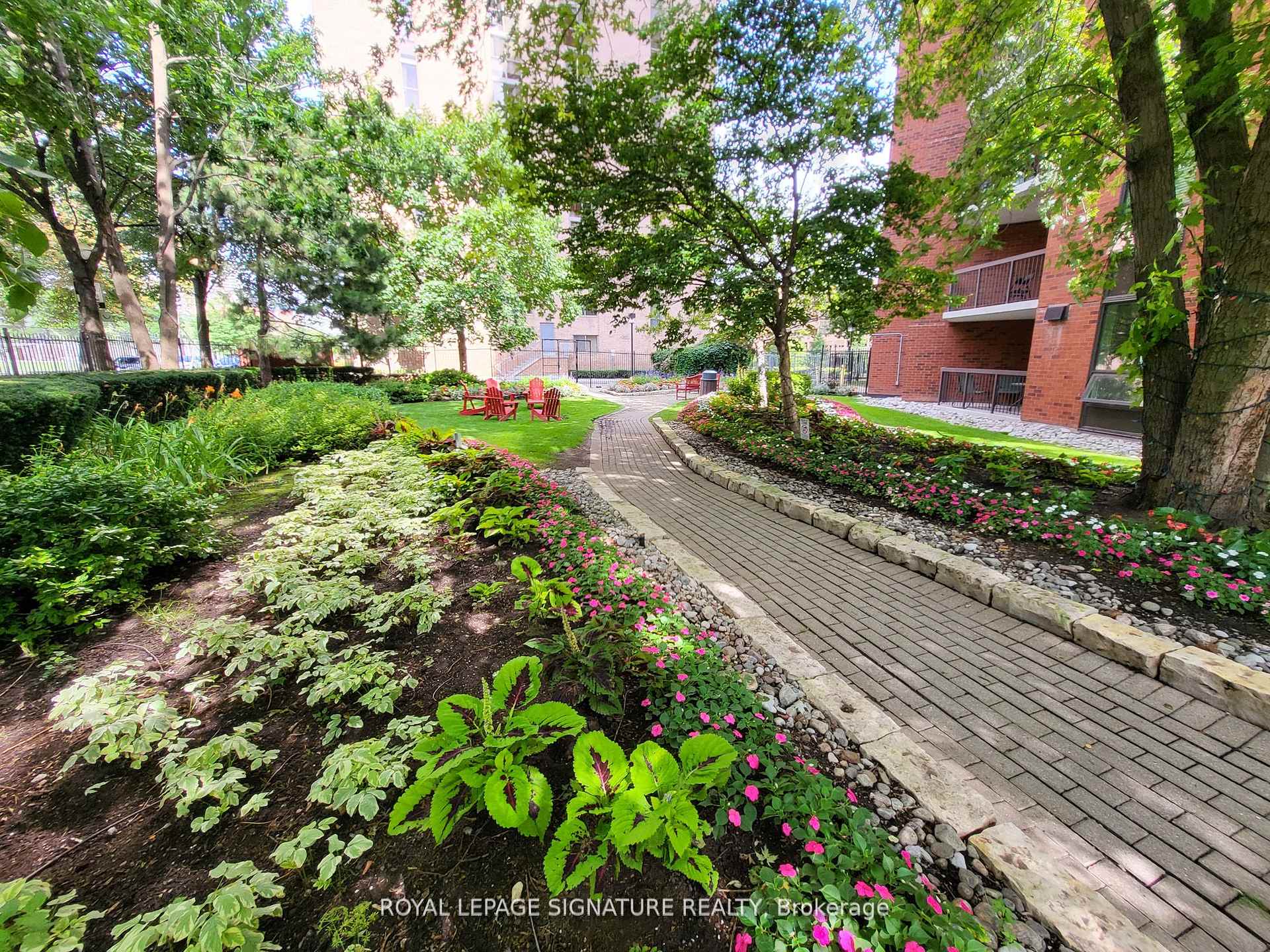 2 Bedrooms Condo at 77 Maitland, Toronto For sale