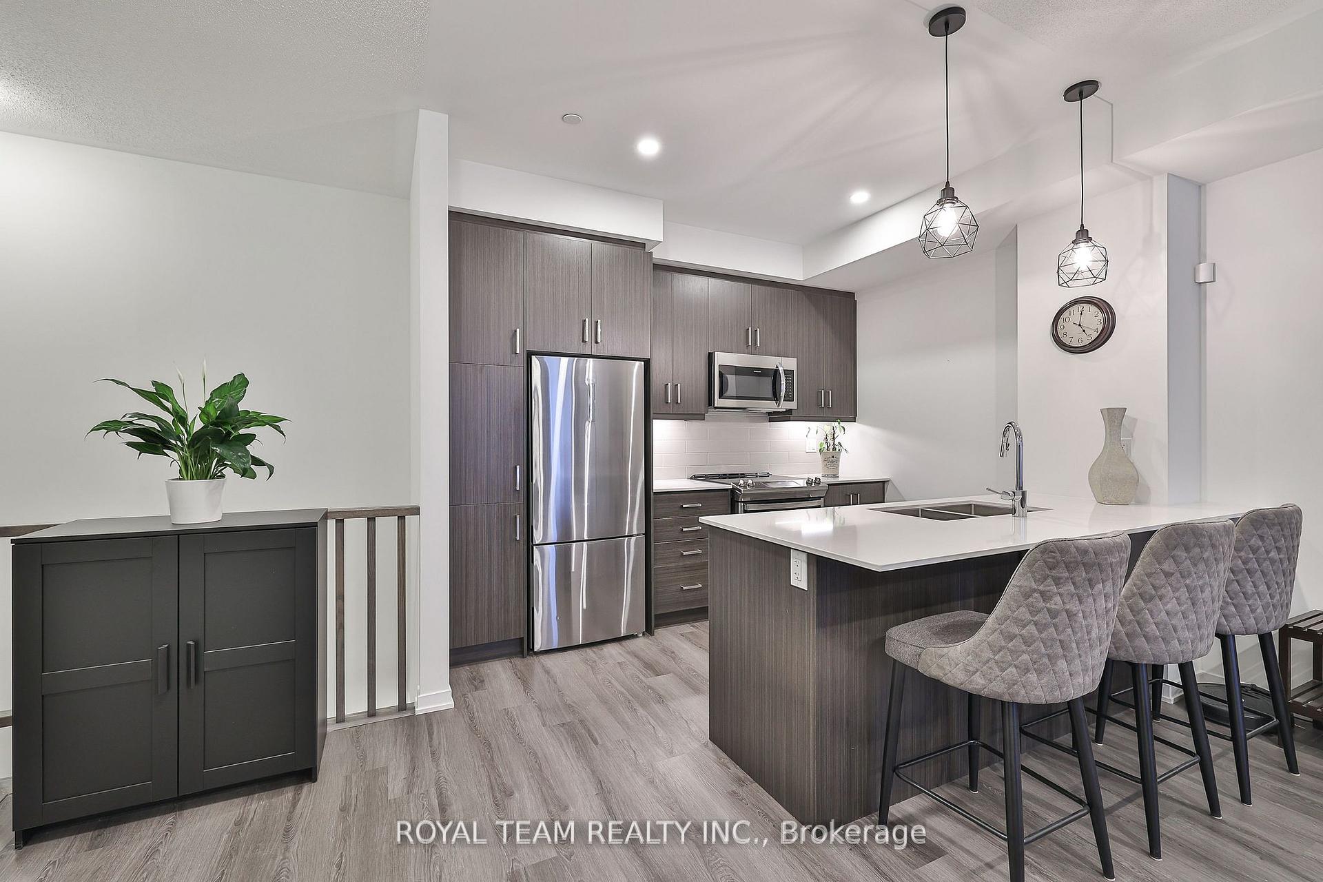 2 Bedrooms Condo at 131 Honeycrisp, Vaughan For sale