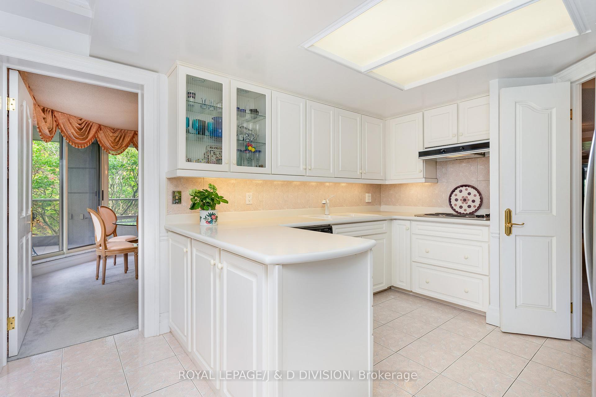 3 Bedrooms Condo at 225 The Donway, Toronto For sale