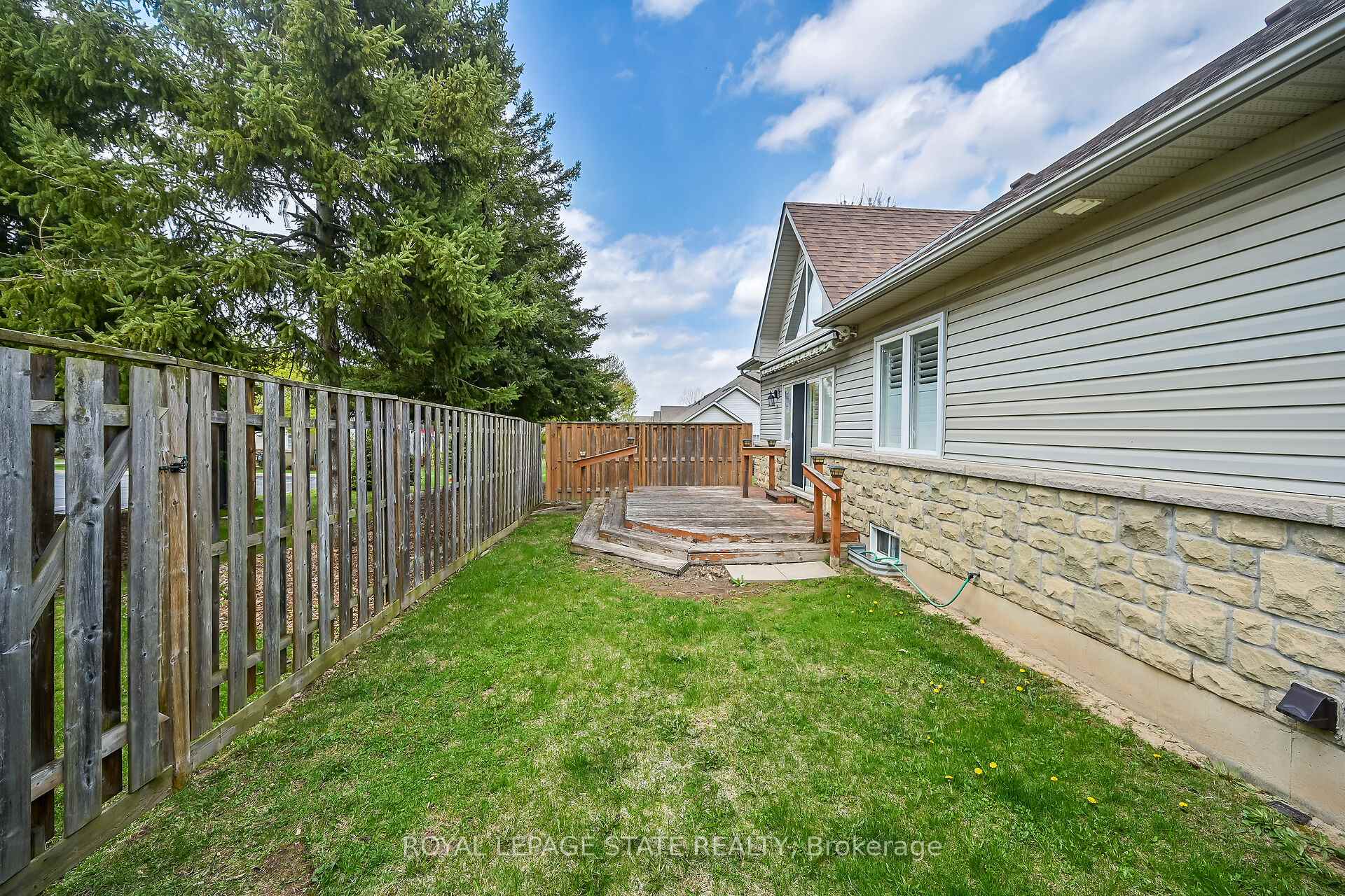 3 Bedrooms Condo at 212 Stonehenge,  Hamilton For sale