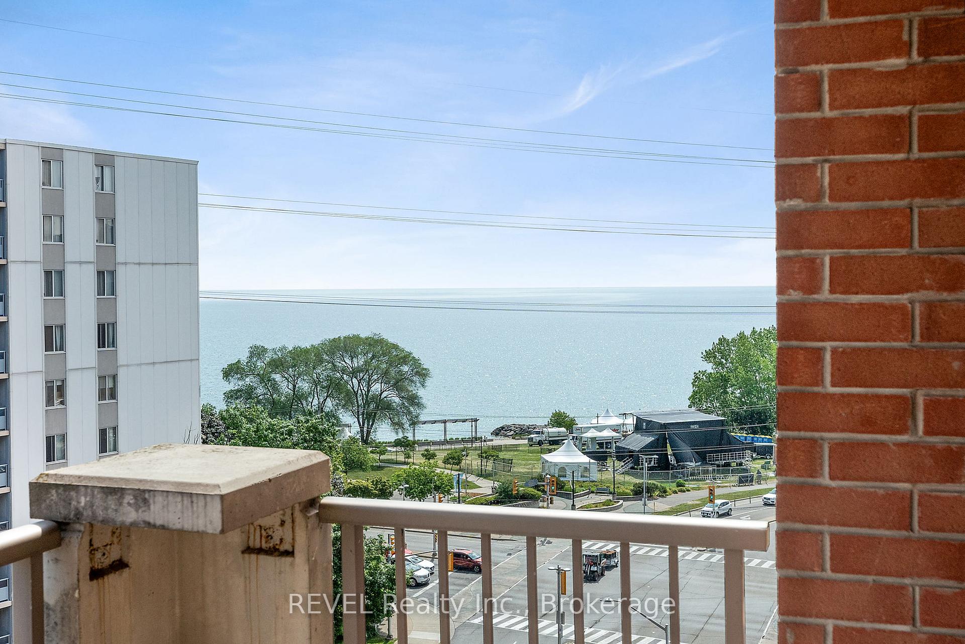 2 Bedrooms Condo at 442 Maple, Burlington For sale