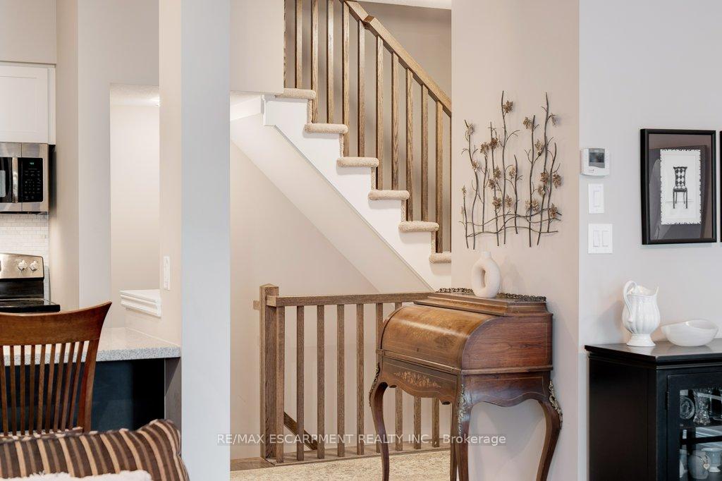 2 Bedrooms Condo at 257 Parkside, Hamilton For sale