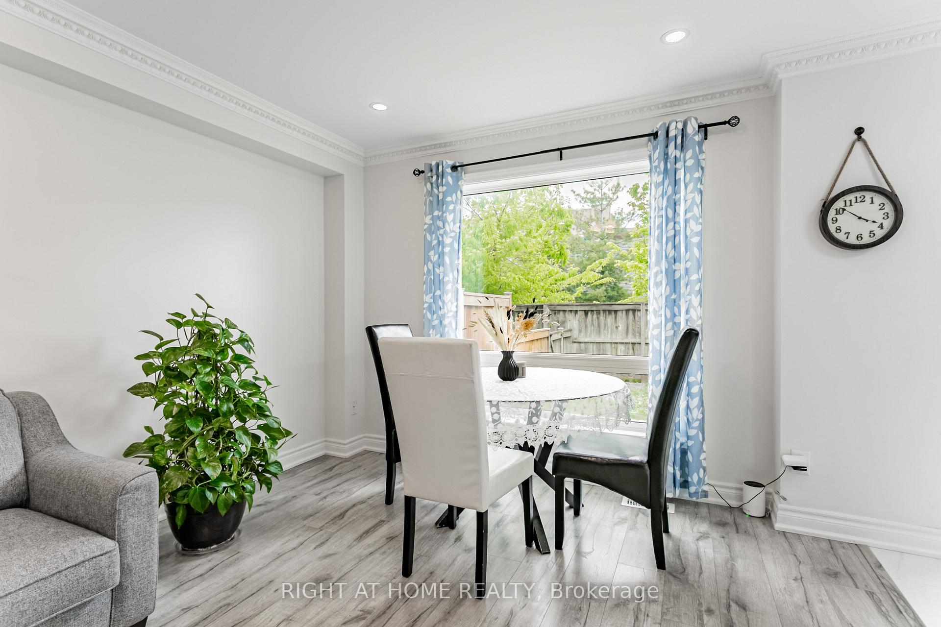 4 Bedrooms Condo at 5223 Fairford, Mississauga For sale