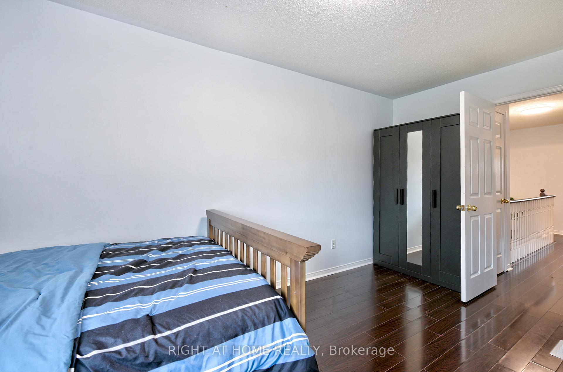 3 Bedrooms Condo at 4600 Kimbermount, Mississauga For sale