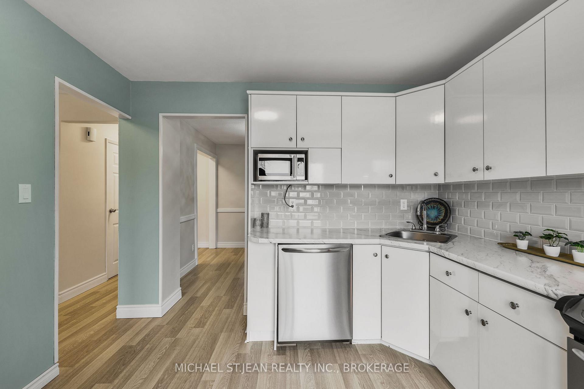 3 Bedrooms Condo at 1115 Paramount,  Hamilton For sale