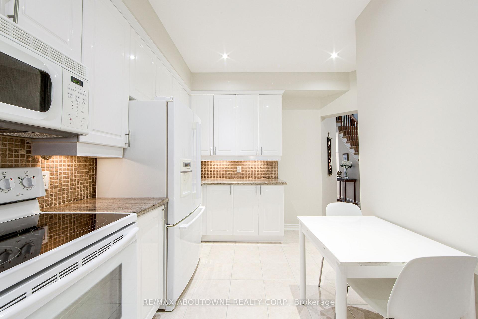 4 Bedrooms Condo at 300 Ravineview, Oakville For sale