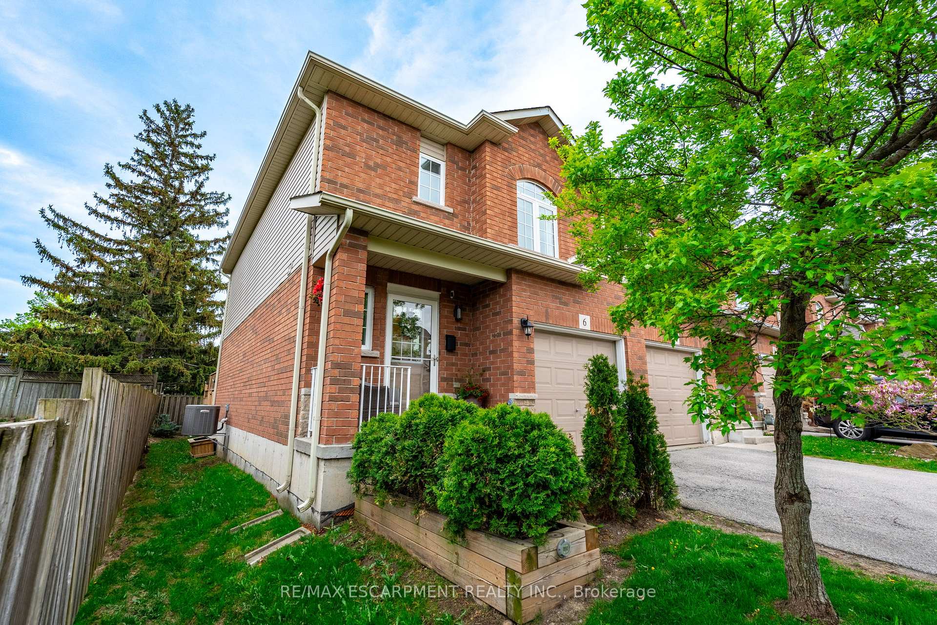 3 Bedrooms Condo at 1461 Upper Gage, Hamilton For sale