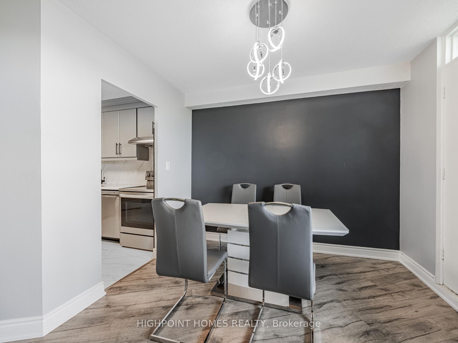 3 Bedrooms Condo at 10 Edgecliff, Toronto For sale