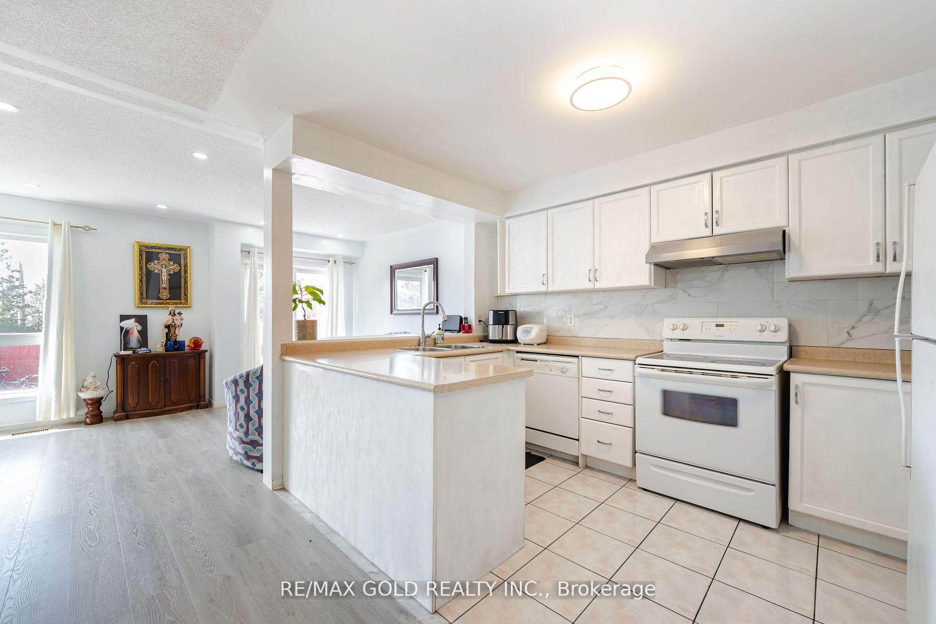 5 Bedrooms Condo at 24 Norman Wesley,  Toronto For sale