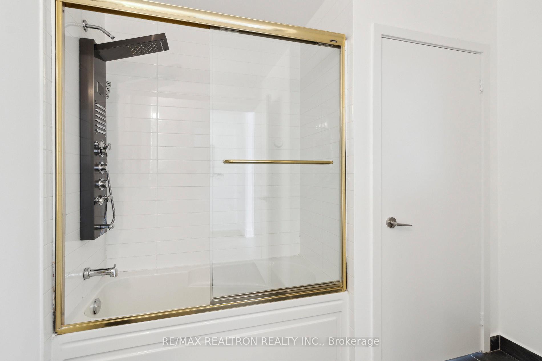 2 Bedrooms Condo at 30 Shore Breeze, Toronto For sale