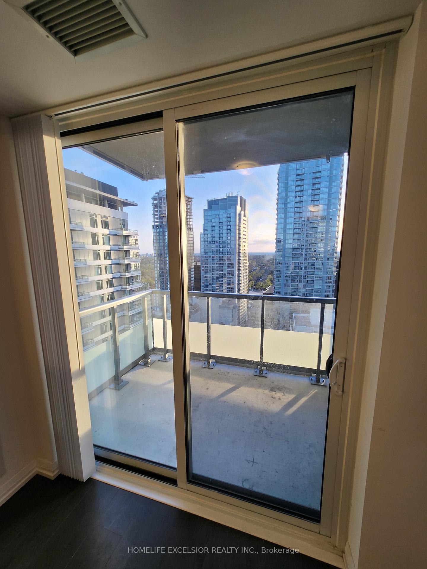 2 Bedrooms Condo at 50 Dunfield, Toronto For sale