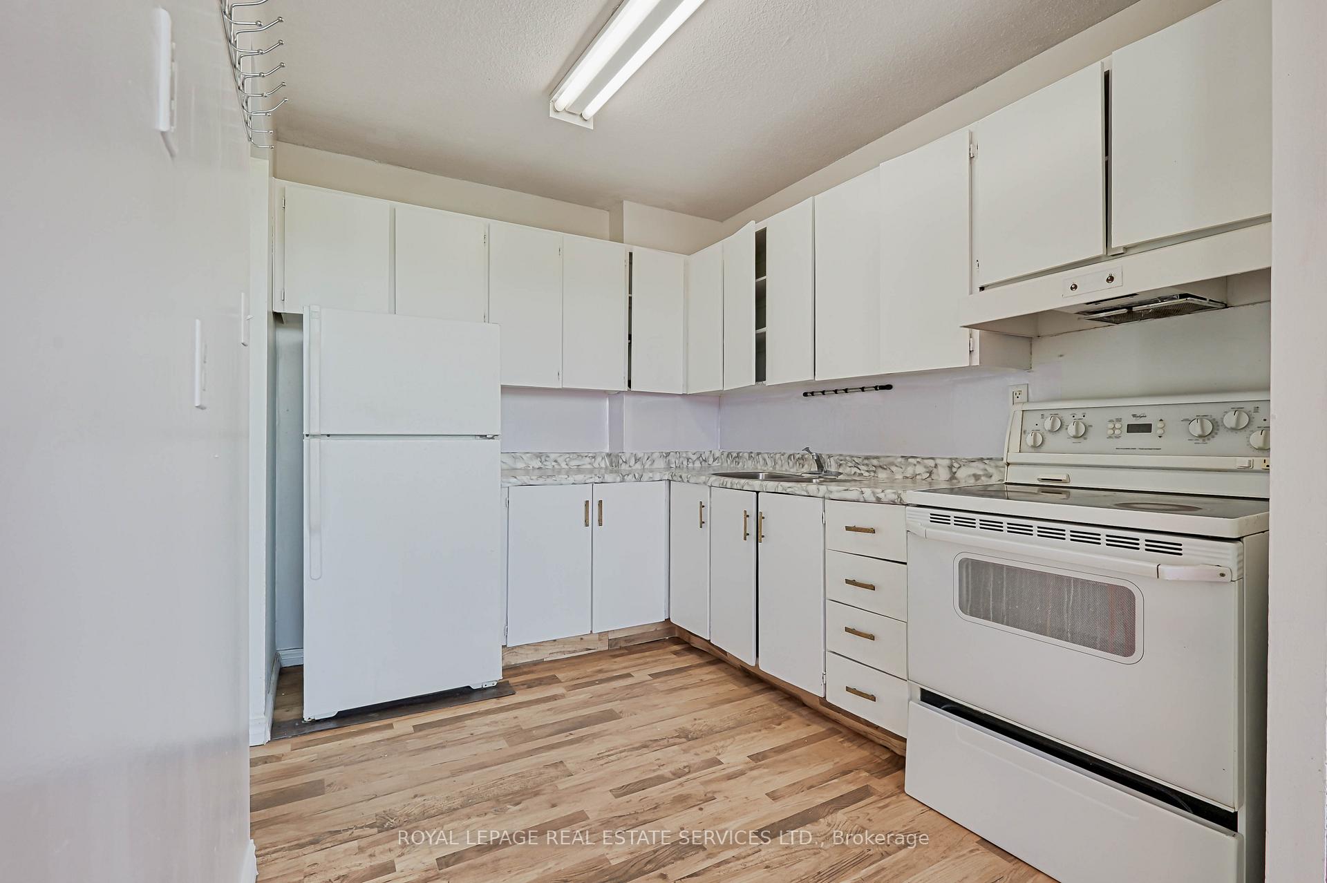 2 Bedrooms Condo at 530 Lolita, Mississauga For sale