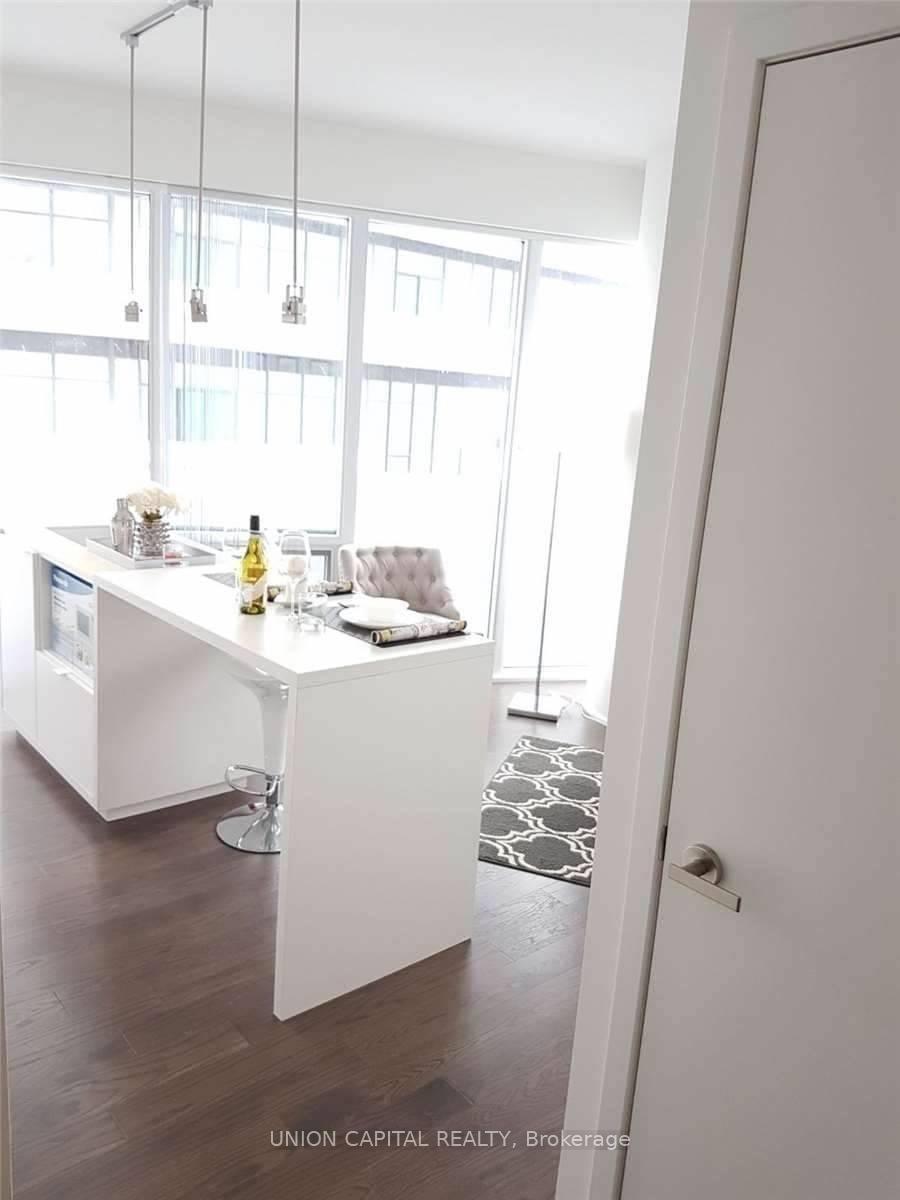 1 Bedroom Condo at 88 Harbour,  Toronto For sale