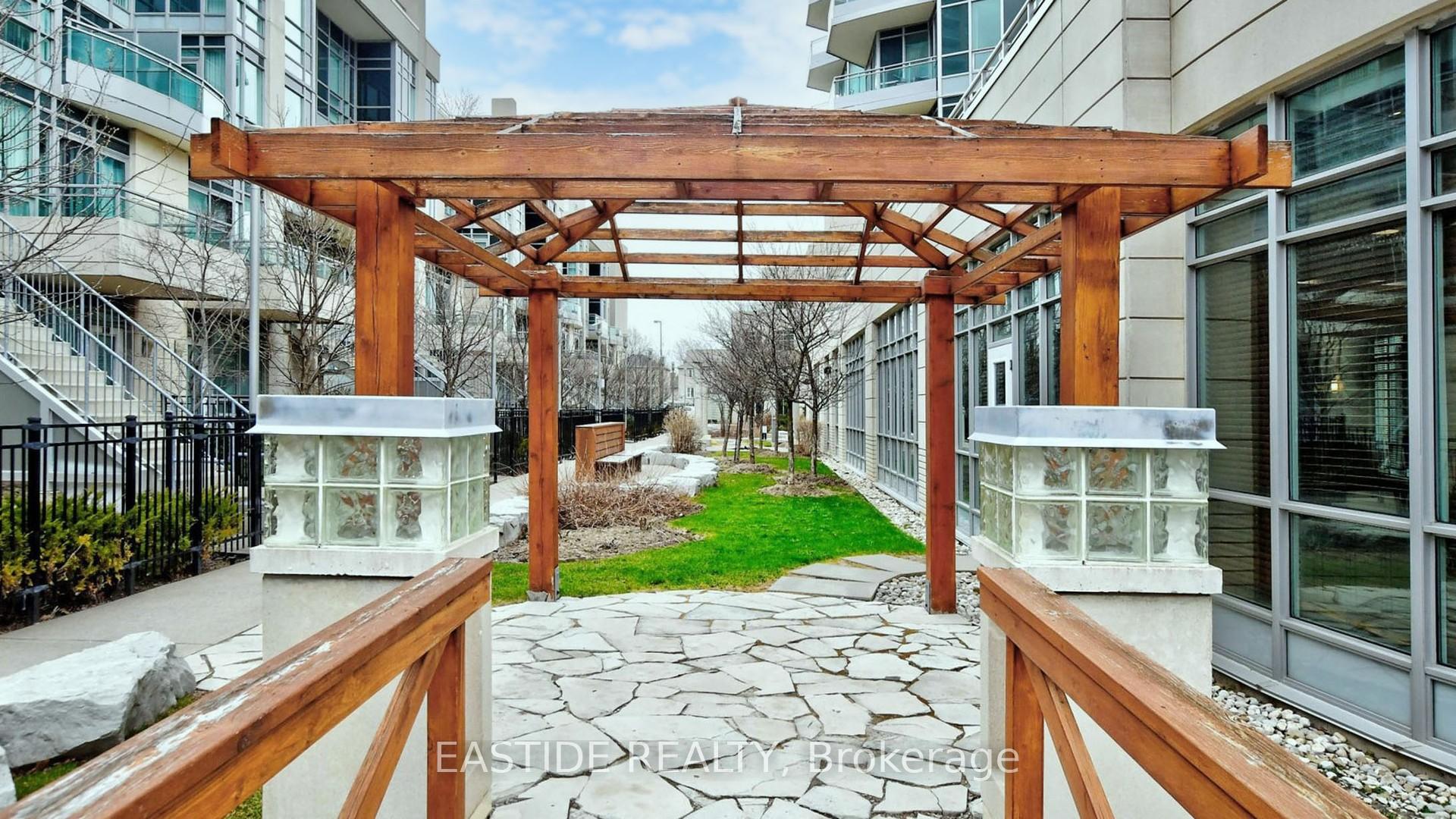2 Bedrooms Condo at 18 Holmes, Toronto For sale