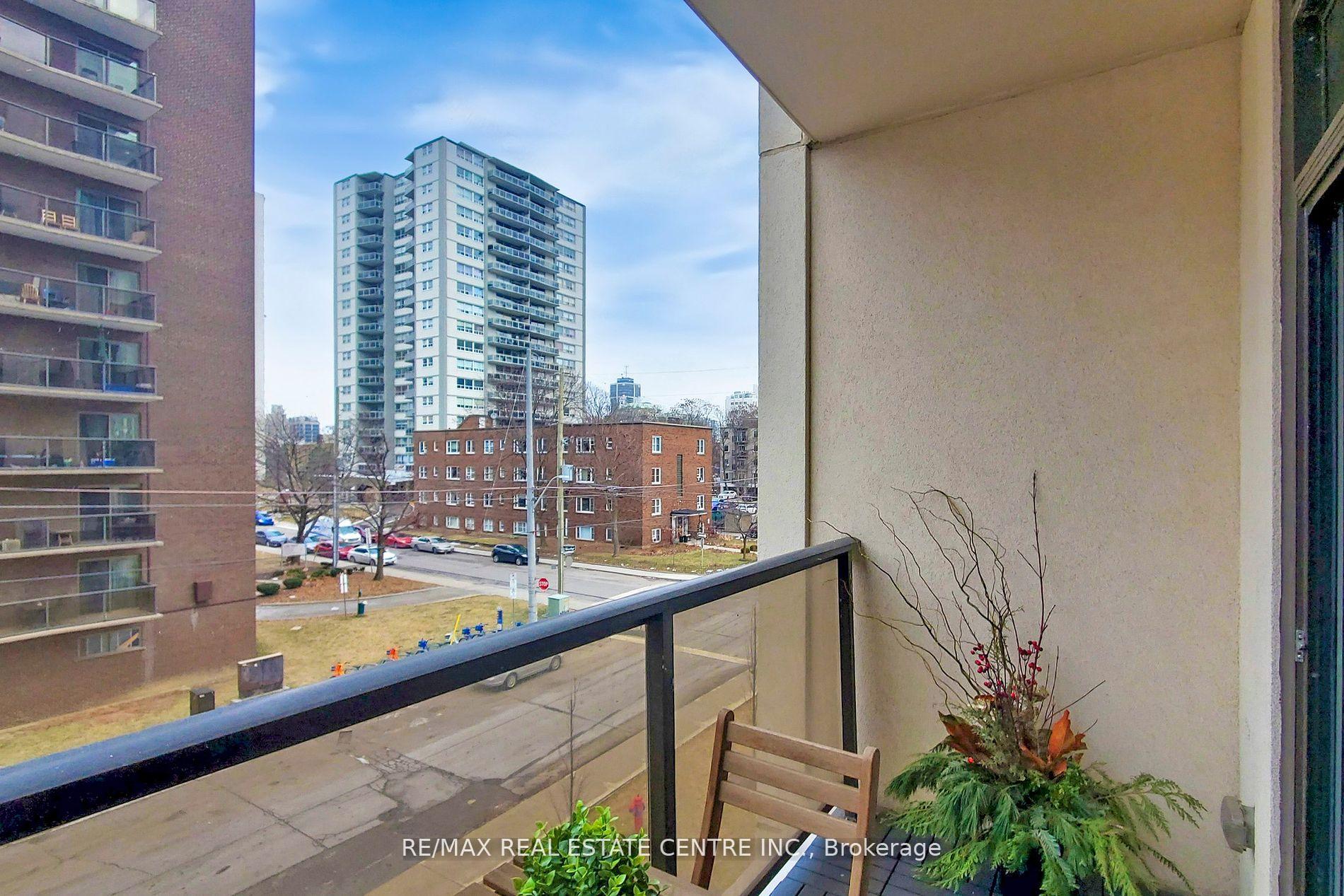 2 Bedrooms Condo at 81 Robinson,  Hamilton For sale
