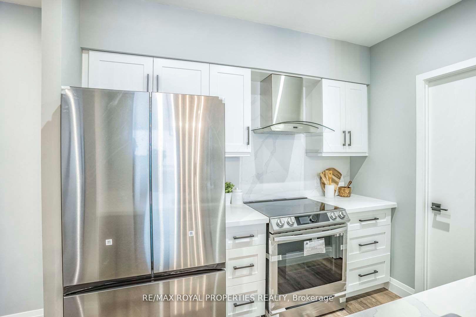 3 Bedrooms Condo at 38 Lee Centre,  Toronto For sale
