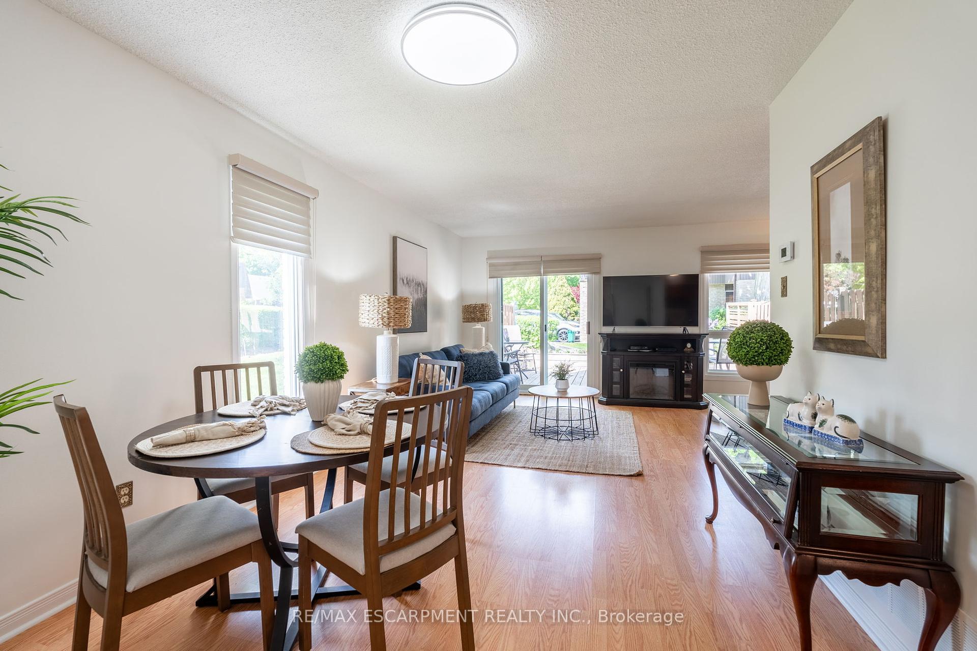 3 Bedrooms Condo at 2301 Cavendish, Burlington For sale