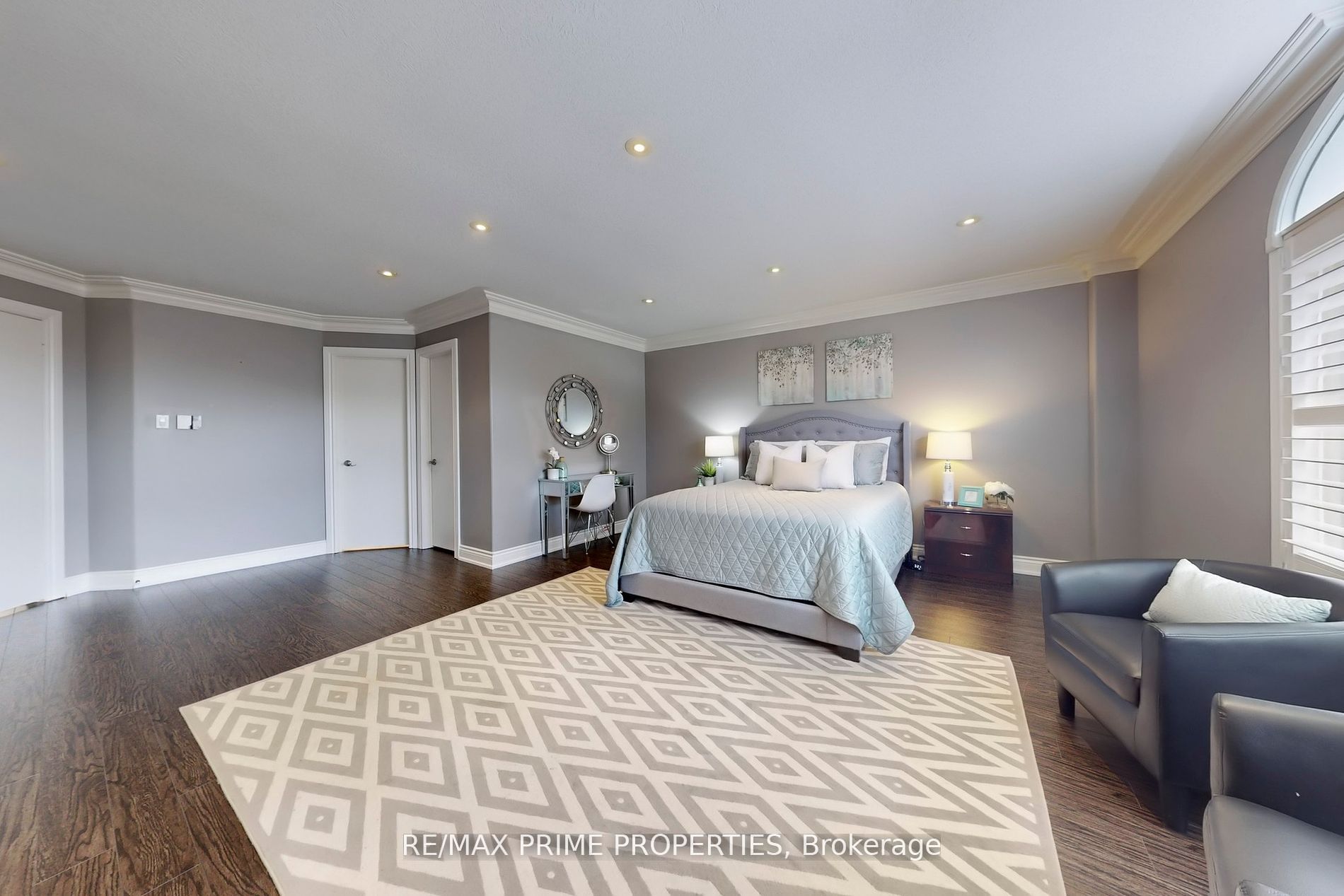 32 KENNETT Drive